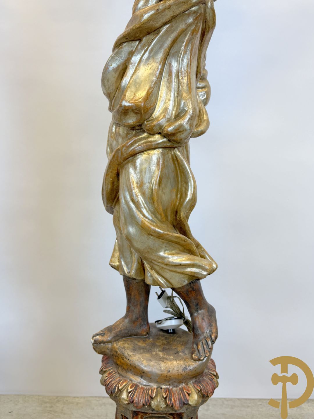 Paar gepolychromeerde dames op sokkel, bekroond met achtarmige kandelaar met lichtpunten en bellen, Italiaans, jaren 