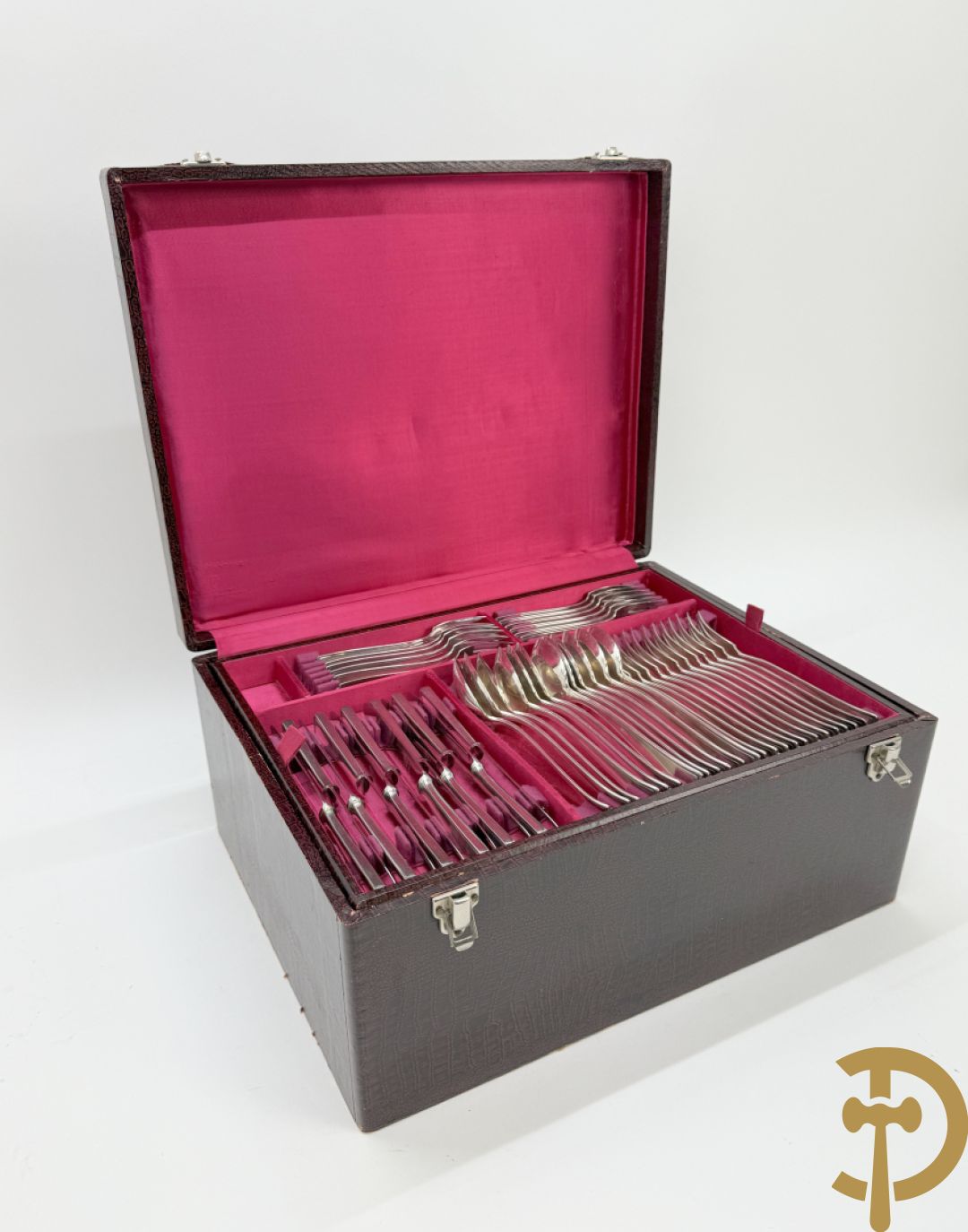 Massief zilveren bestek in koffer, gemerkt AWS 800, bestaande uit 12 vorken, 12 lepels, 12 messen, 12 dessertvorken, 12 dessertlepels, 12 dessertmessen, 12 koffielepels en 12 taartvorkjes + 12 verzilverde  visvorken en vismessen gemerkt Wello + verzilverde soepscheplepel gemerkt Wellner 90