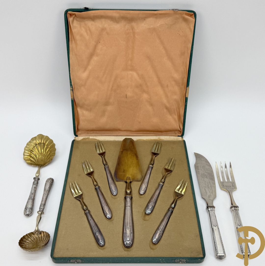 Schrijn met taartschep en 4 dessertvorkjes + 2 theezeefden + wildbestek