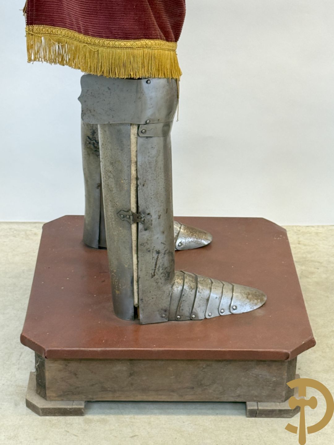 Paar ijzeren decoratieve harnassen ridderuitrusting met geciseleerde motieven op de elementen, met zwaard en ridderhelm - op statief - vermoedelijk Spaans 1930-1940