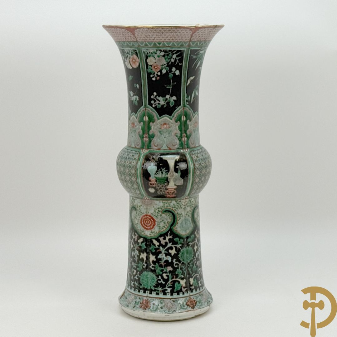 Antieke Chinese Gu vaas met geschenkendecor op zwarte fond