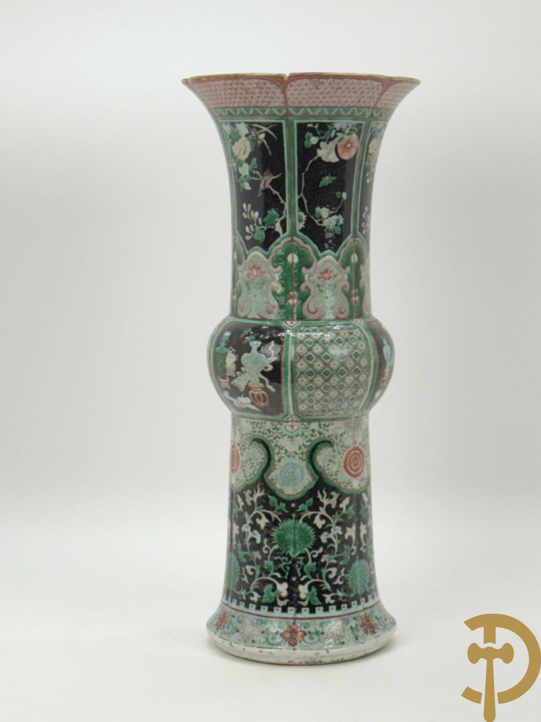 Antieke Chinese Gu vaas met geschenkendecor op zwarte fond