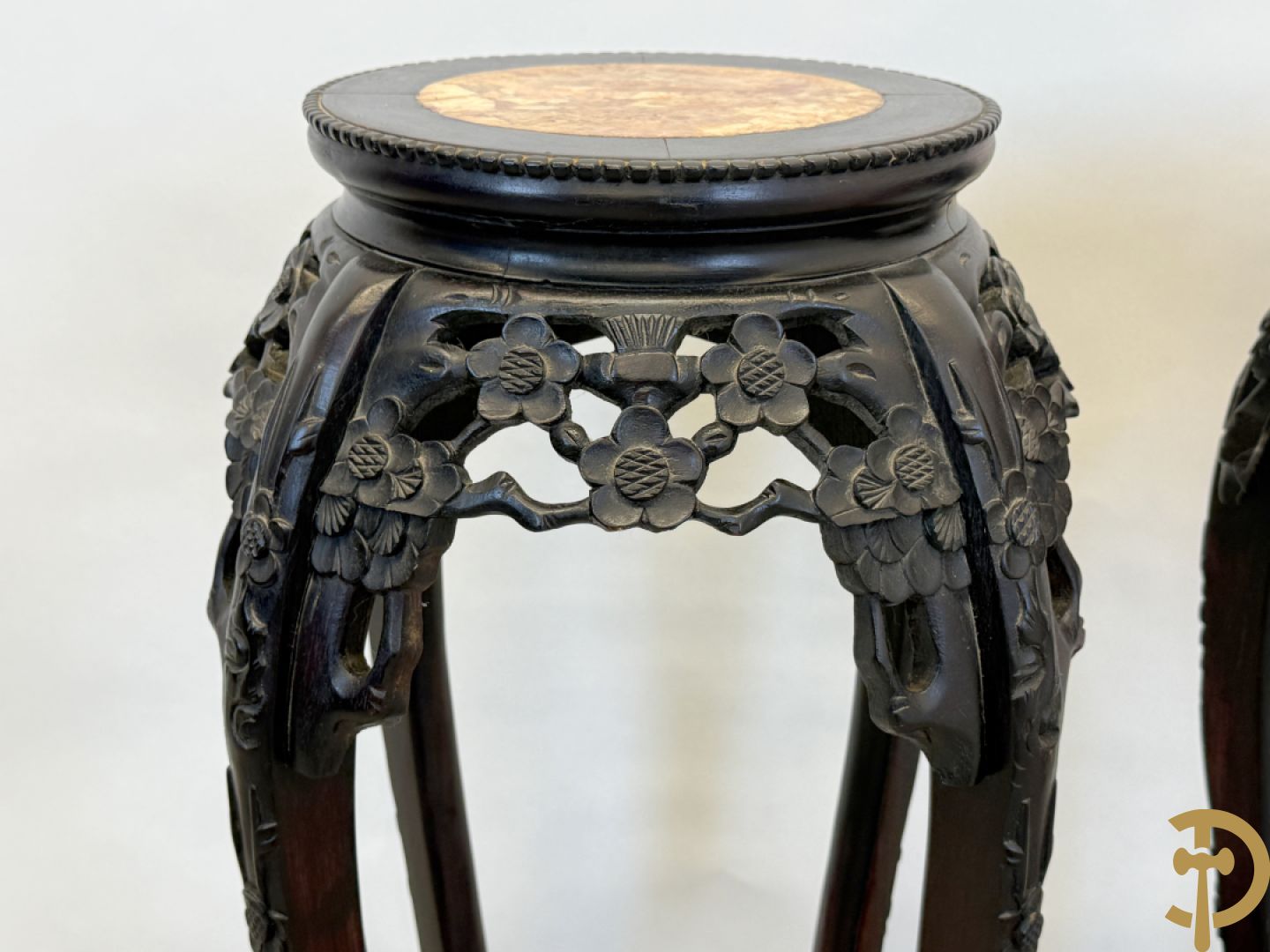 Paar hoge Chinese handgesculpteerde staanders met bloemen