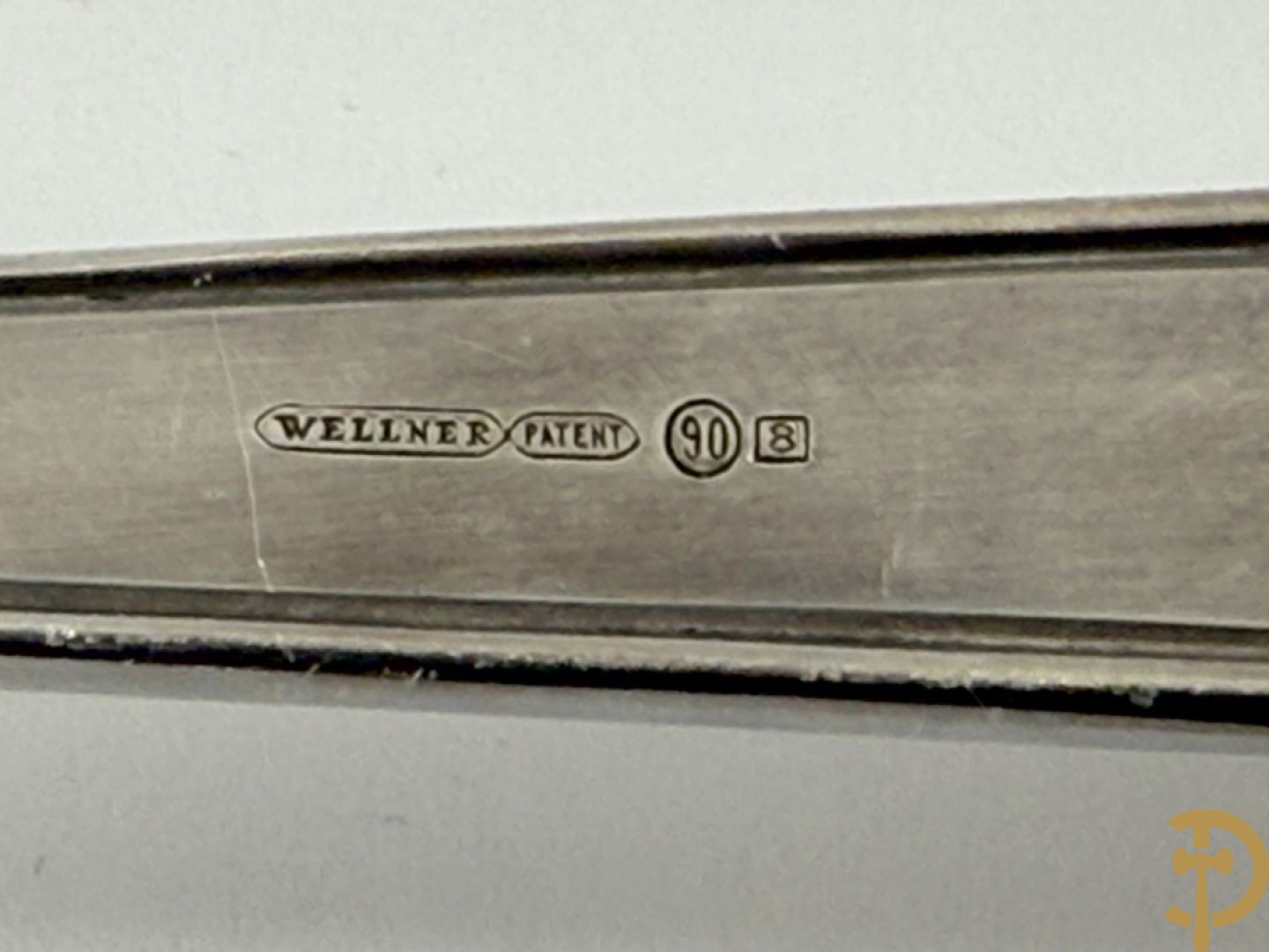 Massief zilveren bestek in koffer, gemerkt AWS 800, bestaande uit 12 vorken, 12 lepels, 12 messen, 12 dessertvorken, 12 dessertlepels, 12 dessertmessen, 12 koffielepels en 12 taartvorkjes + 12 verzilverde  visvorken en vismessen gemerkt Wello + verzilverde soepscheplepel gemerkt Wellner 90