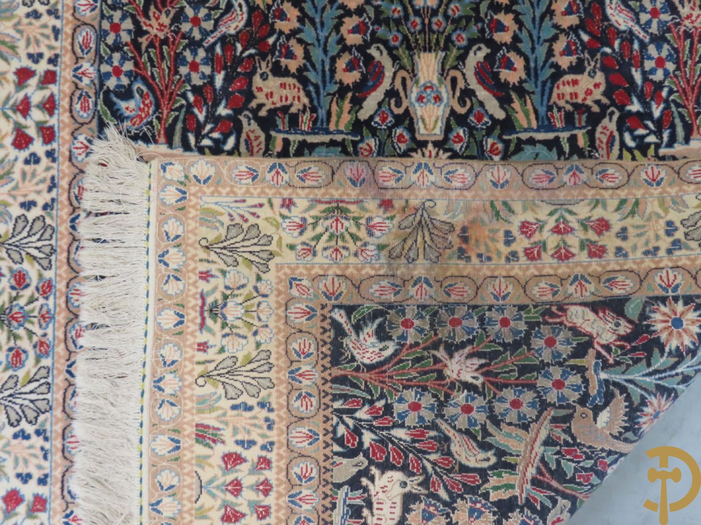 Oosters handgeknoopt tapijt Heriké met decor van amforen , bloemen en vogels