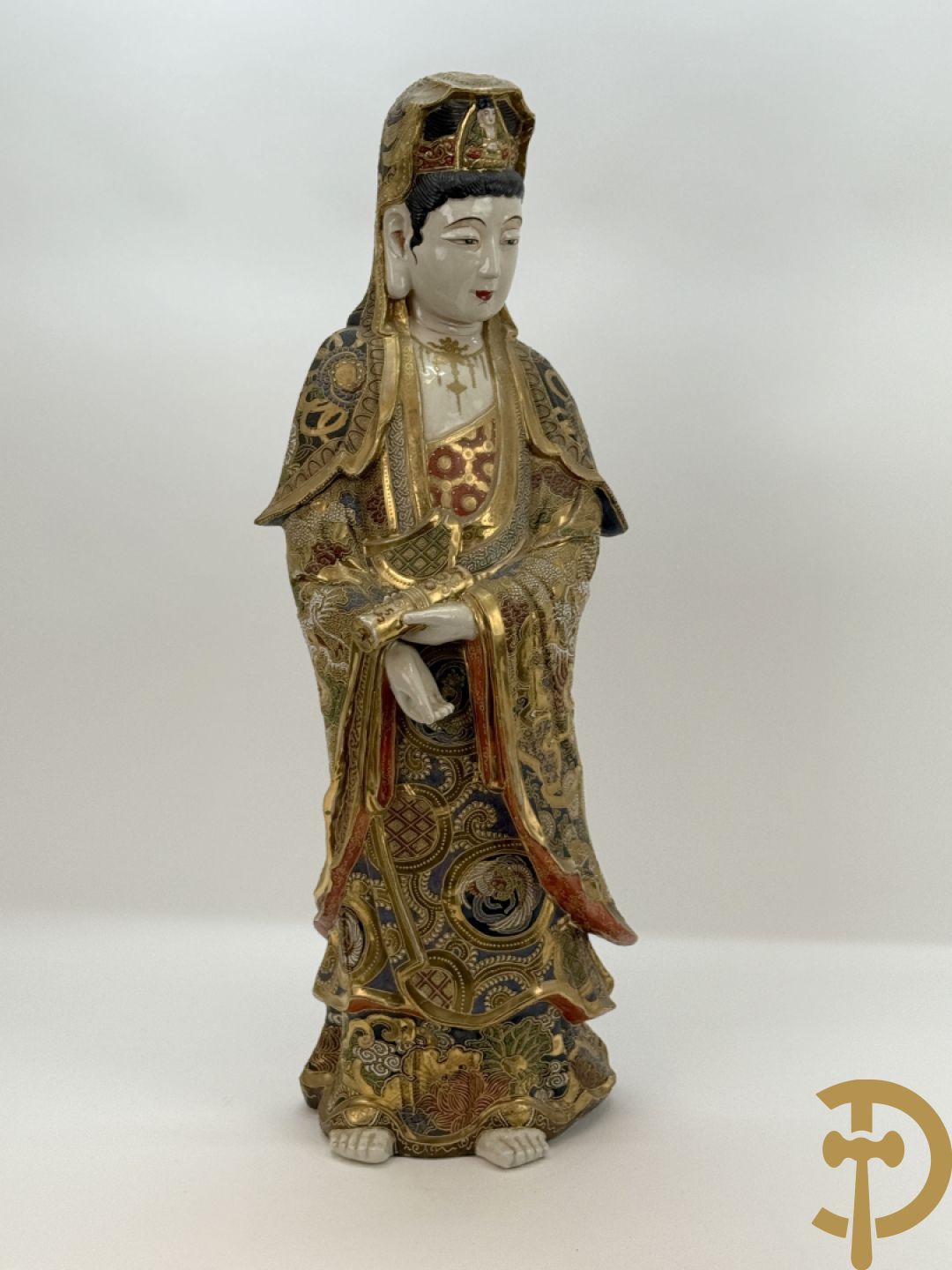 Grote staande Kwan Yin in Japans Satsumat porselein