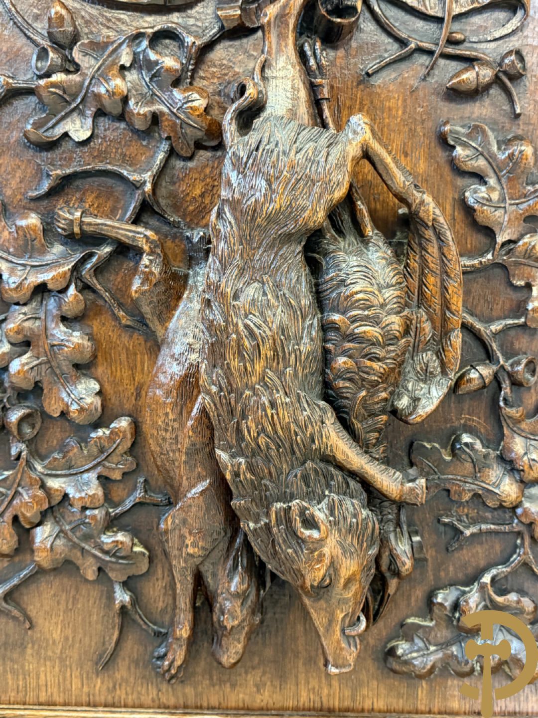 Massief eiken jacht deux-corps, bovenaan met vitrine, zijdelings met getorste zuilen, onderaan met sculptuur van everzwijn en eikebladranken