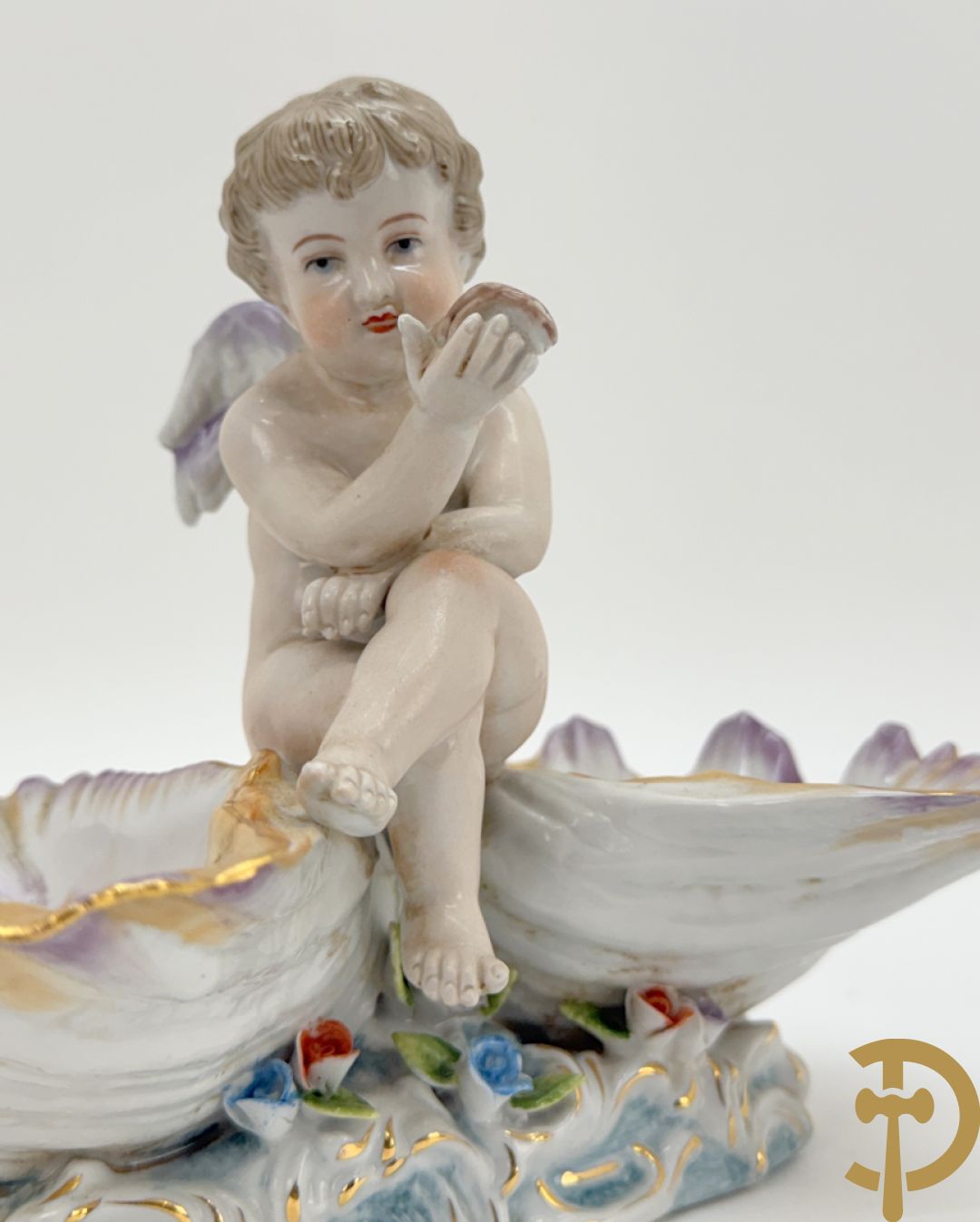 Porseleinen spiegel met cupido en bloemen bezet + porseleinen beeld met cupido en rocailles