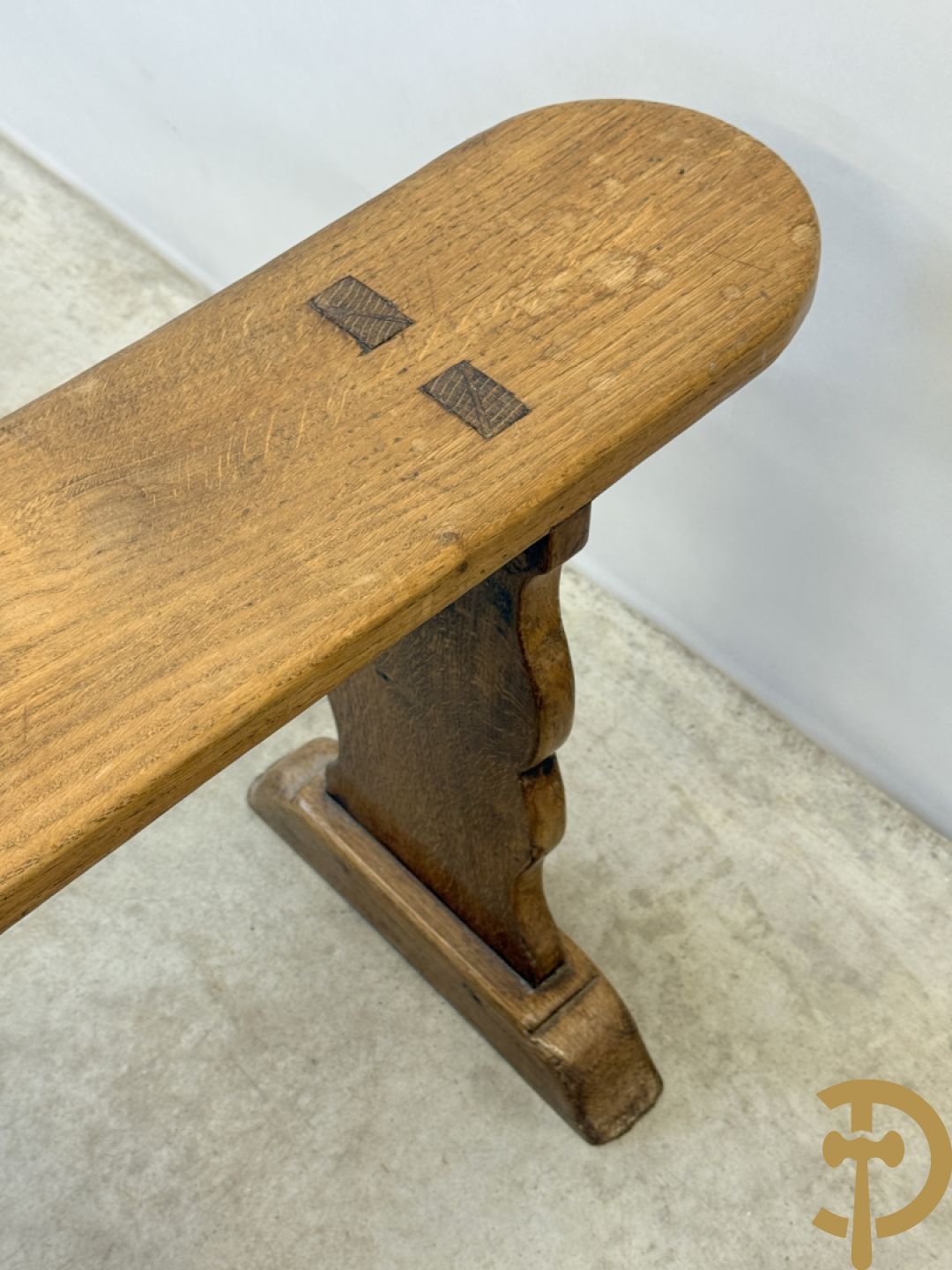 Paar massief eiken kloosterbanken met afgeronde zijkanten