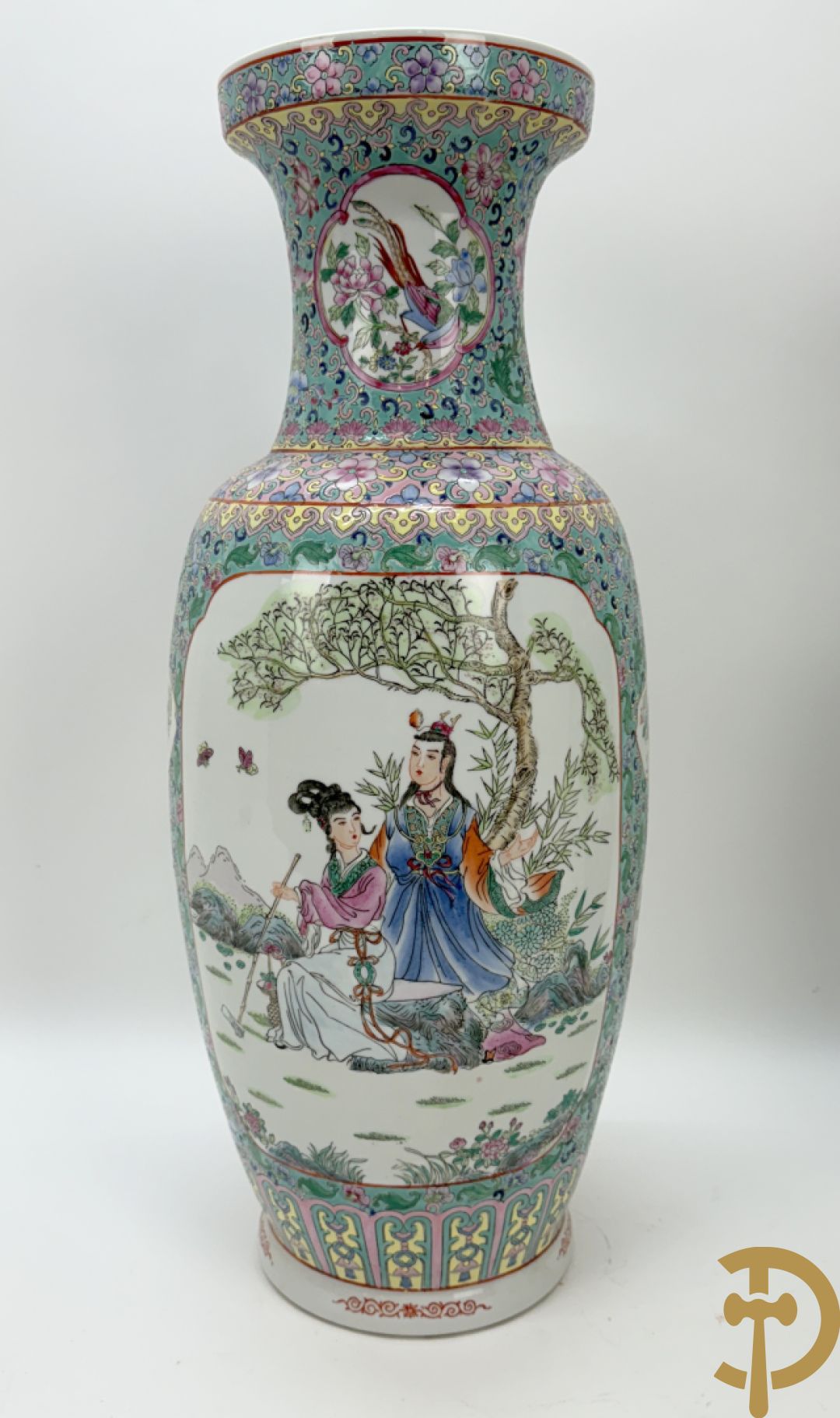 Paar Chinese vazen met geishadecor, rondom bezet met bloemen