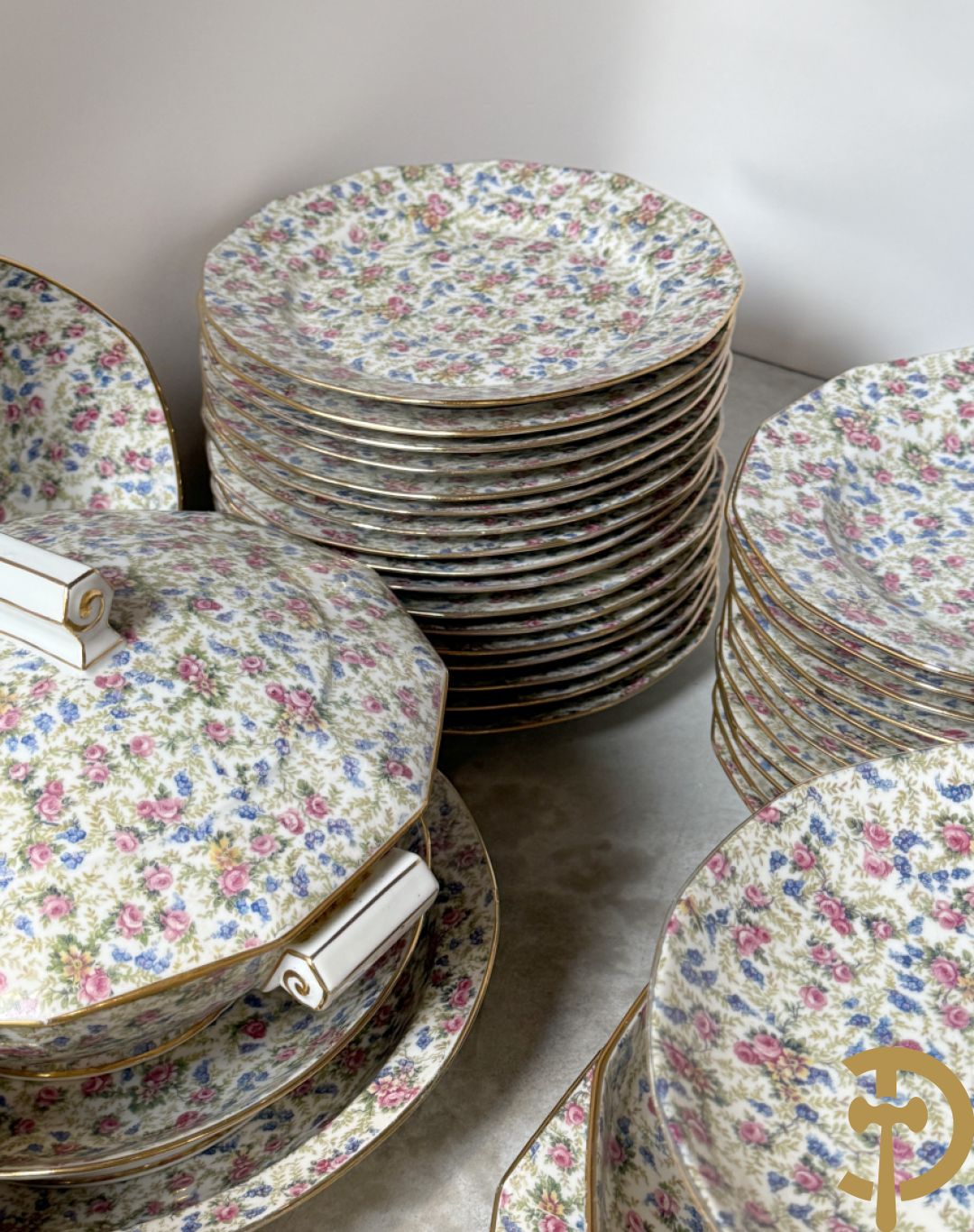 Uitgebreid zeer decoratief porseleinen eet- en koffieservies met bloemendecor, Limoges France