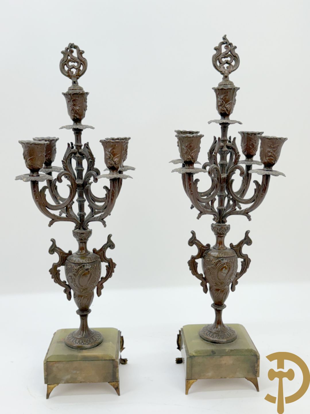 Driedelige zamak garnituur met dame Pavot met bloemen op uurwerk, Rucho getekend, geflankeerd door paar kandelaars