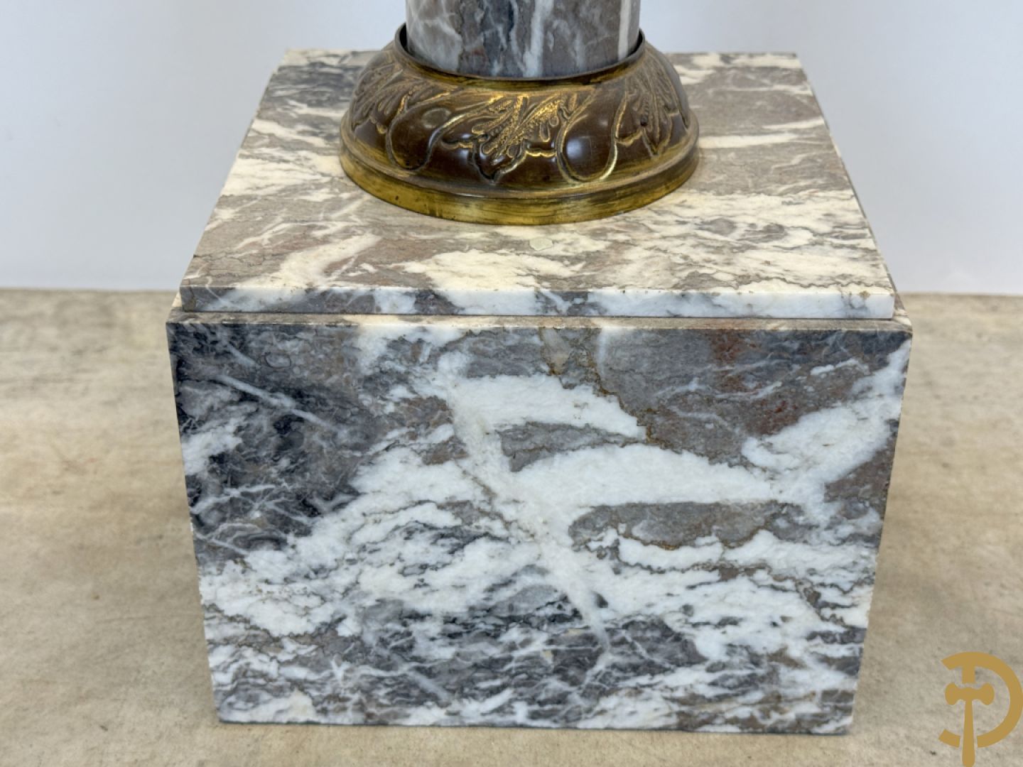 Geaderde marmeren zuil met koperbeslag