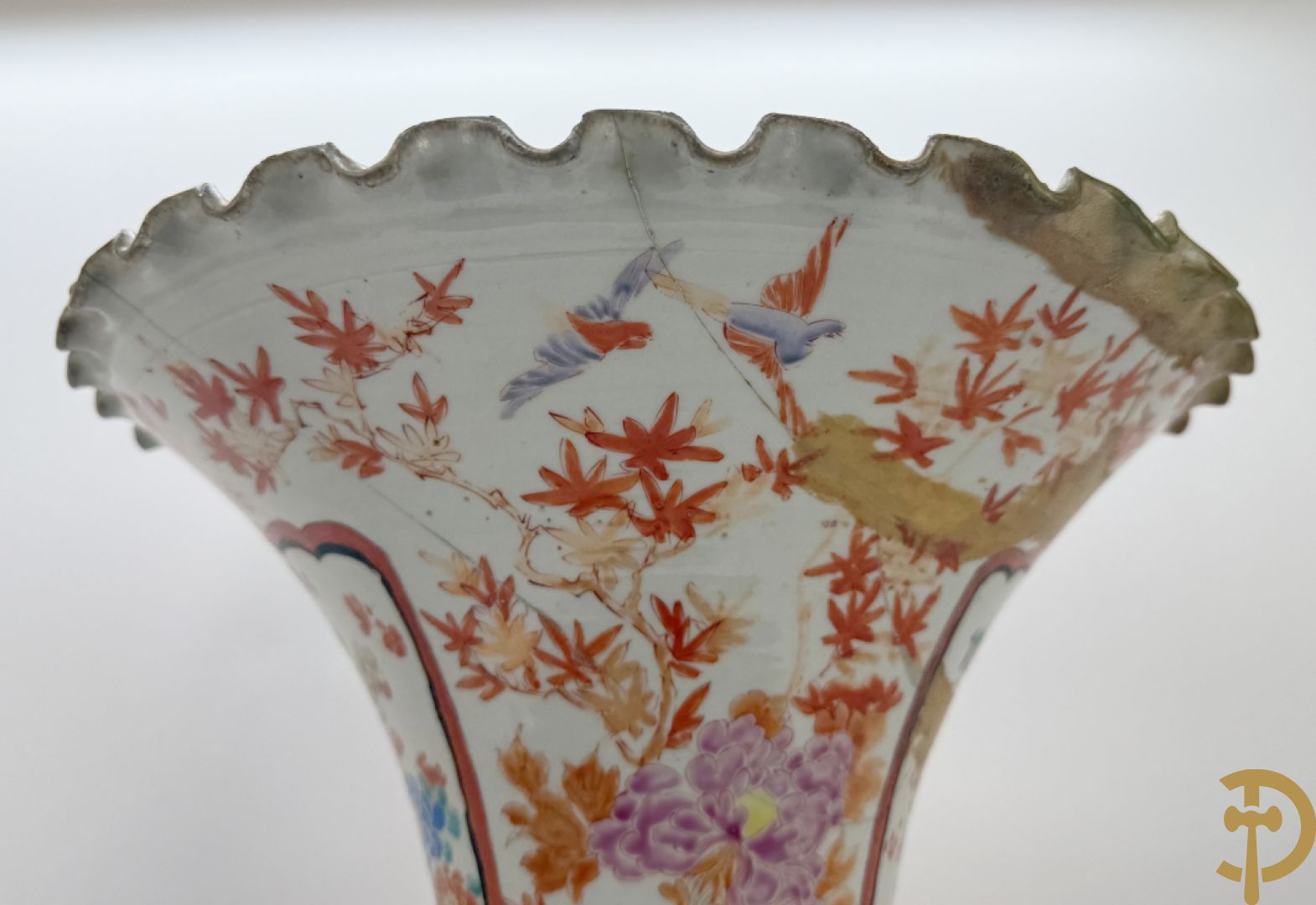 Paar Japanse porseleinen waaiervazen met bloemen en geanimeerd decor