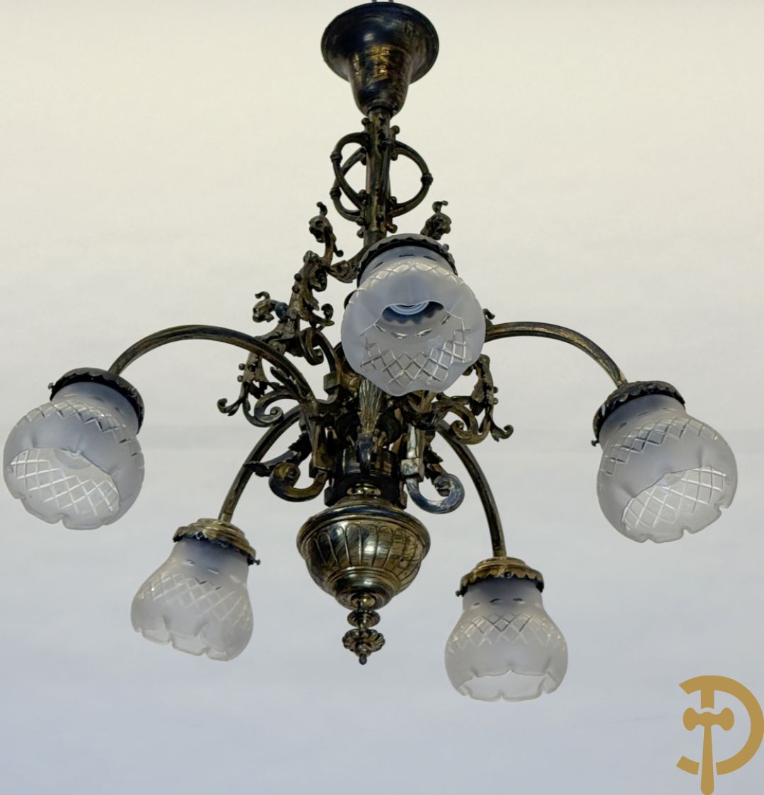 Bronzen vijfarmige luchter met griffioenen