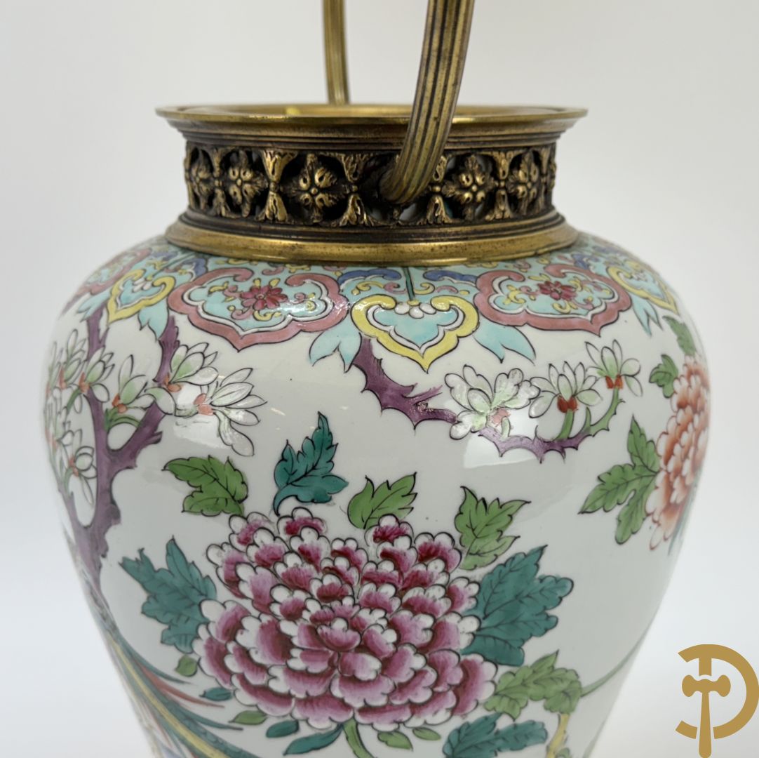 Porseleinen vaas met decor van vogels en pioenrozen, Samson, gemonteerd als lampadaire