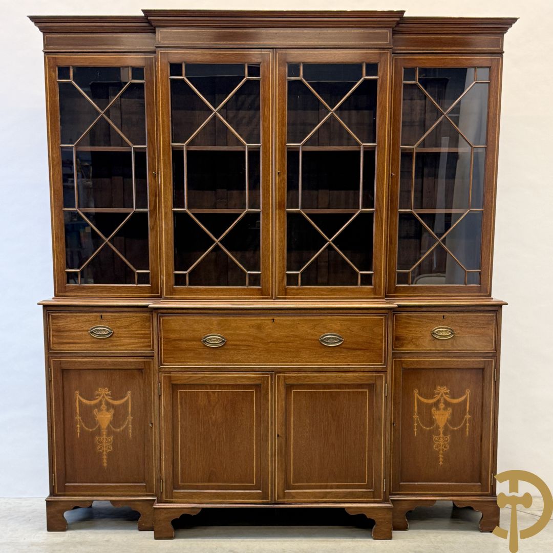 Notelaren Engelse stijl breakfront met ingebouwde secretaire, bovenaan met vitrine en decor van amfoorvazen op de deuren