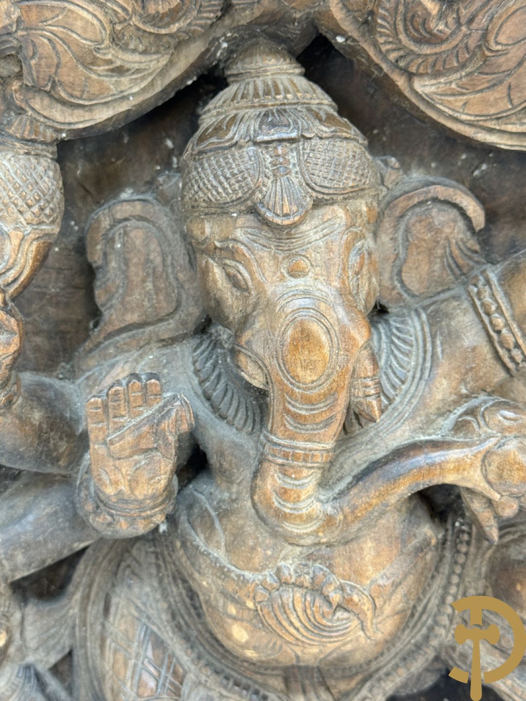 Houtgesculpteerd Aziatisch basrelief van ganesha