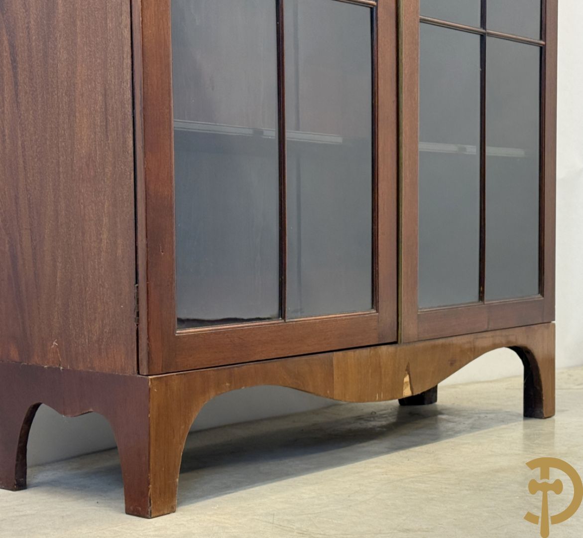 Paar Engelse mahoniehouten vitrines met legbanken