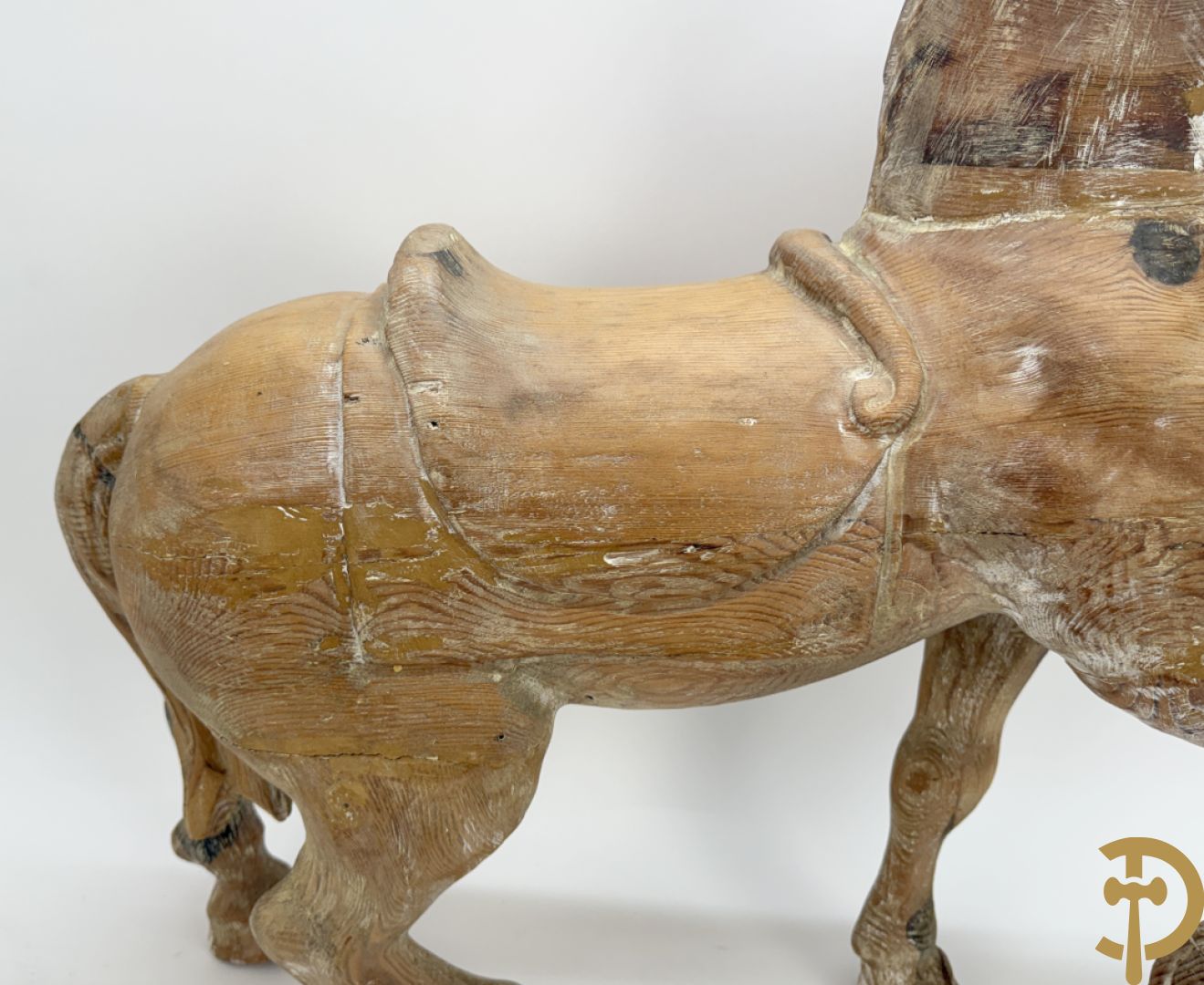 Houtgesculpteerd kinderpaard