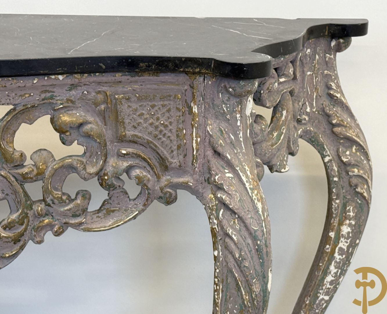 Gepatineerde Louis XV console met zwart marmeren blad