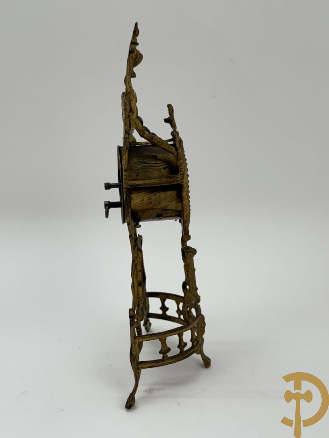 Zes miniatuurklokjes w.o. cupido houdende een pendule, marmeren kapelklokje, 2 reiswekkers, Napoleon III pendule in koper en zamak klokje