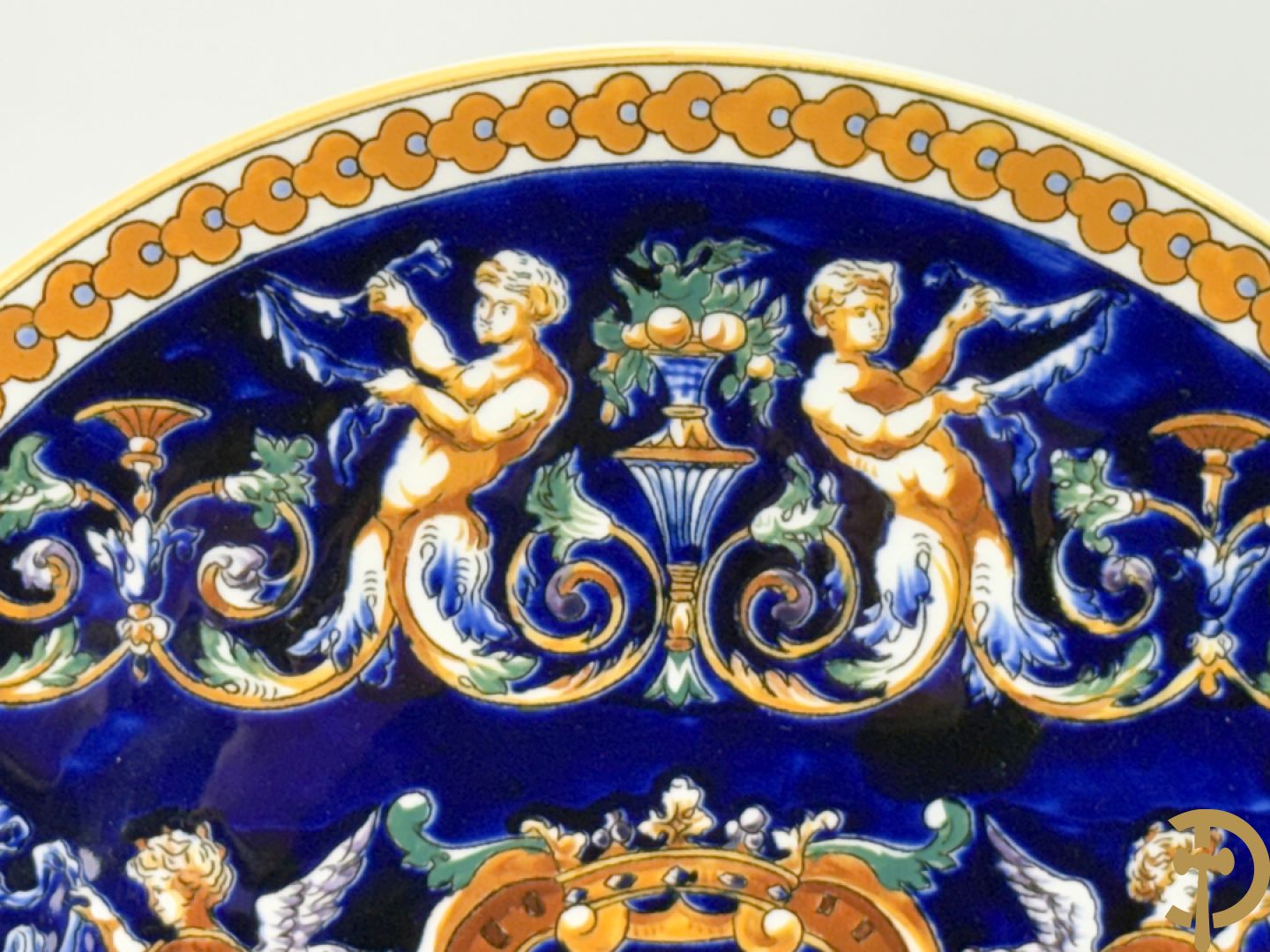 Gien schaal, 2 borden, coupe en 2 vazen met cupidodecor, decor 54