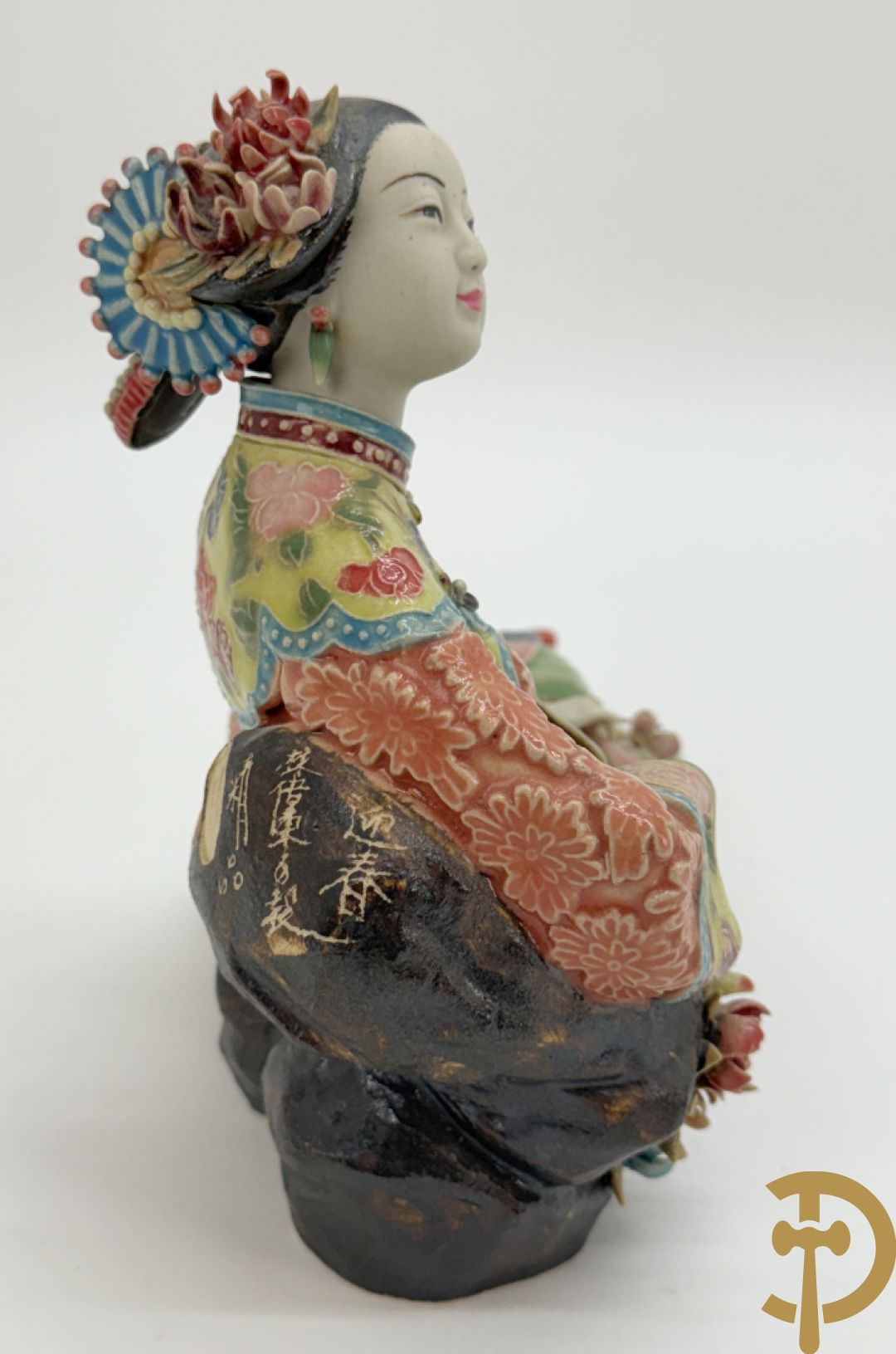 Japanse porseleinen liggende dame met waaier