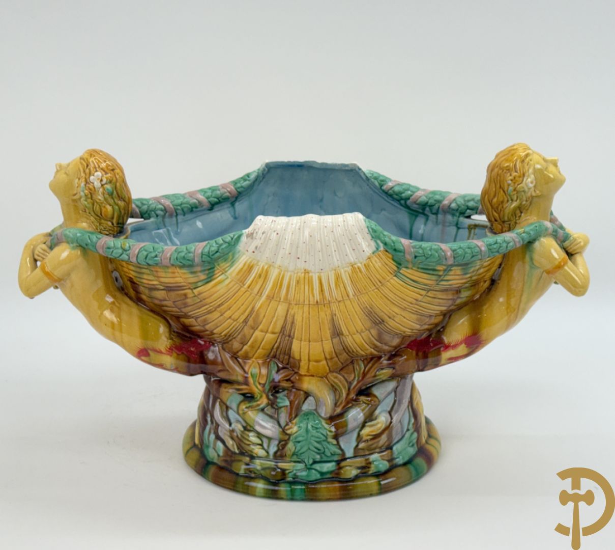 Bloemenjardinière in Majolica met paar dames houdende een schelp