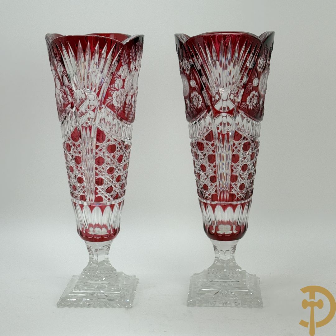 Paar rood kristallen geslepen Boheemse vazen met bloemendecor