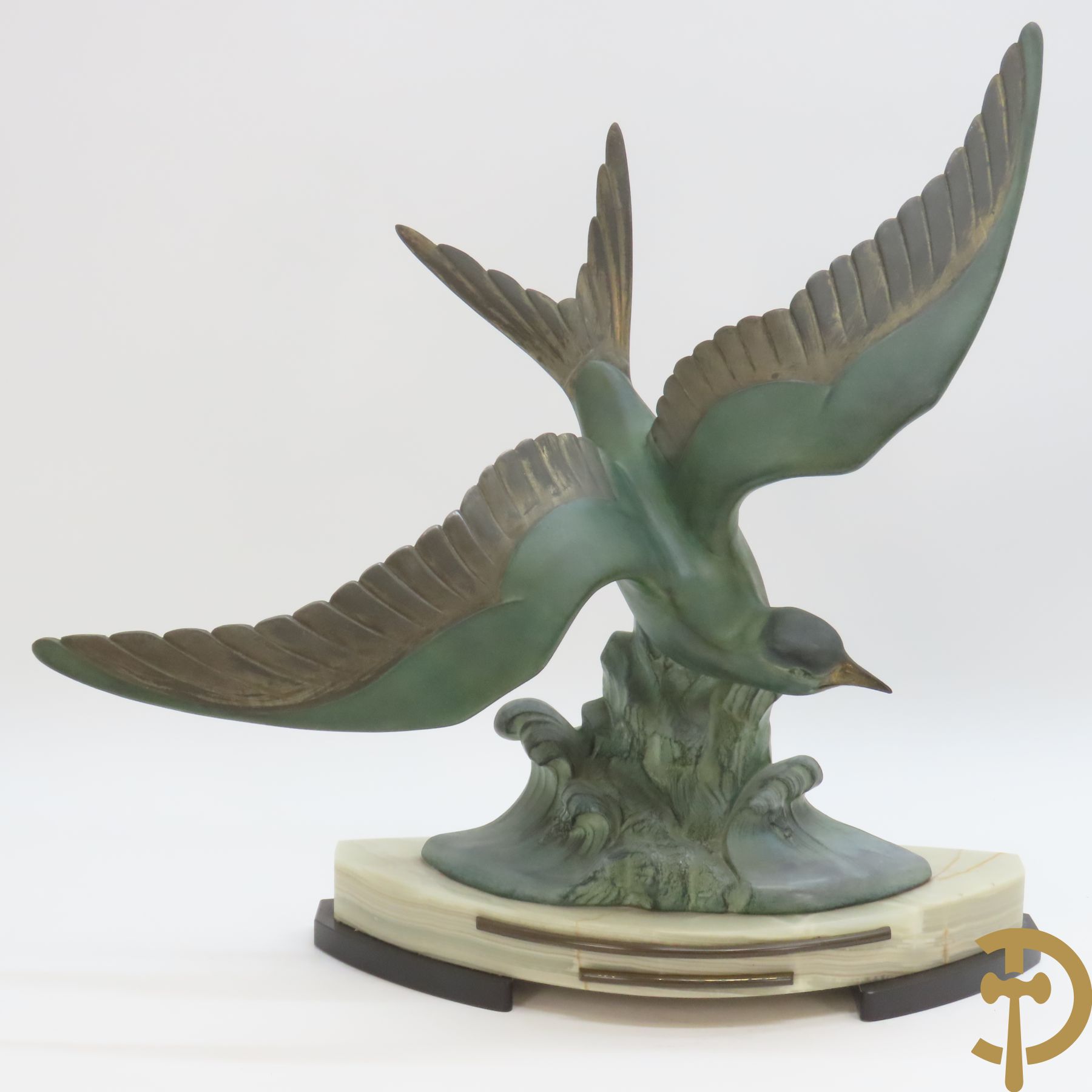 Ongetekend Art Deco zamak beeld van een vliegende zwaluw op golf, onderaan op marmeren sokkel