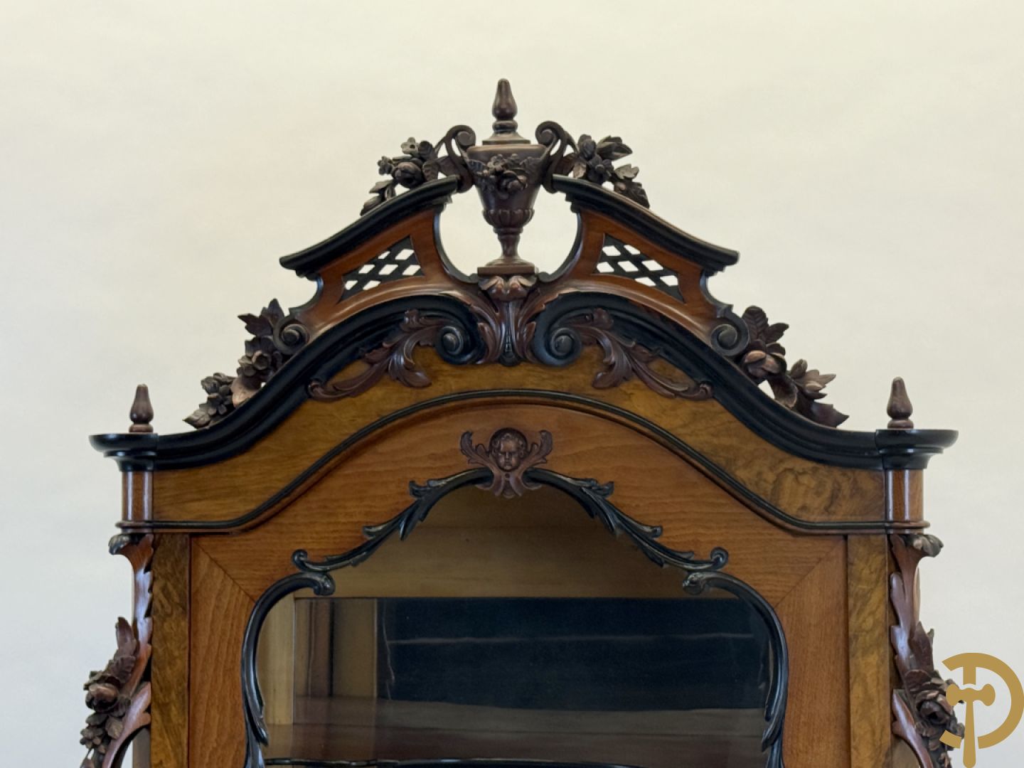 Franse notelaren vitrine met Louis XV motieven en fruitranken, bovenaan bezet met amfoor, 19e