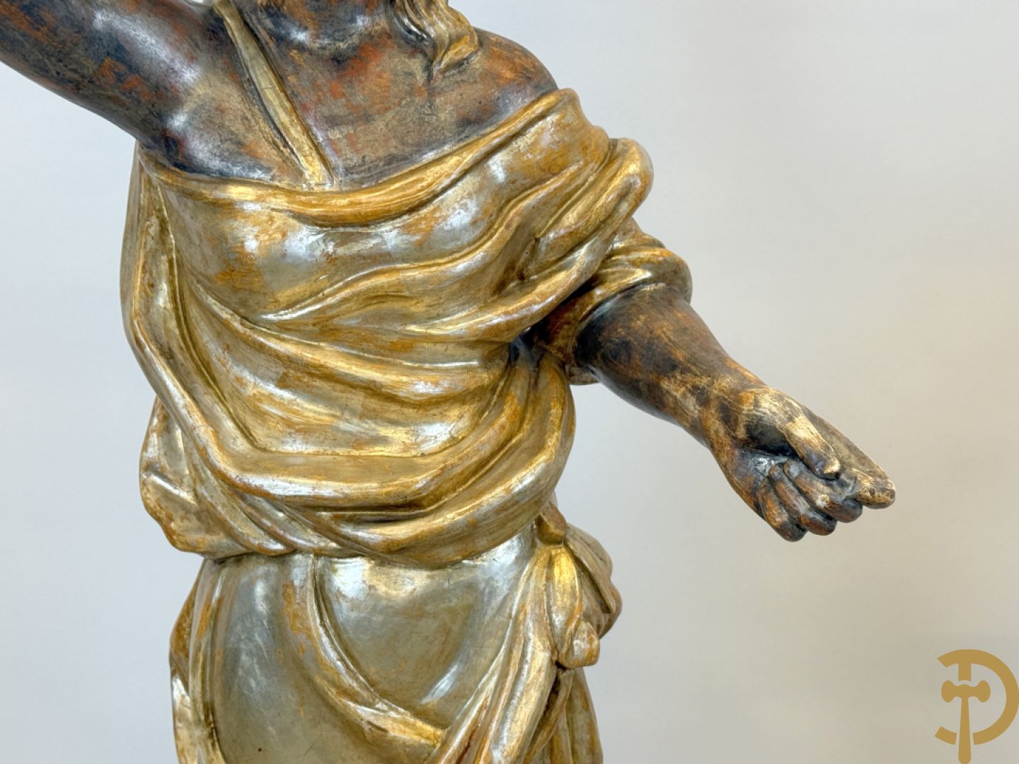 Paar gepolychromeerde dames op sokkel, bekroond met achtarmige kandelaar met lichtpunten en bellen, Italiaans, jaren 