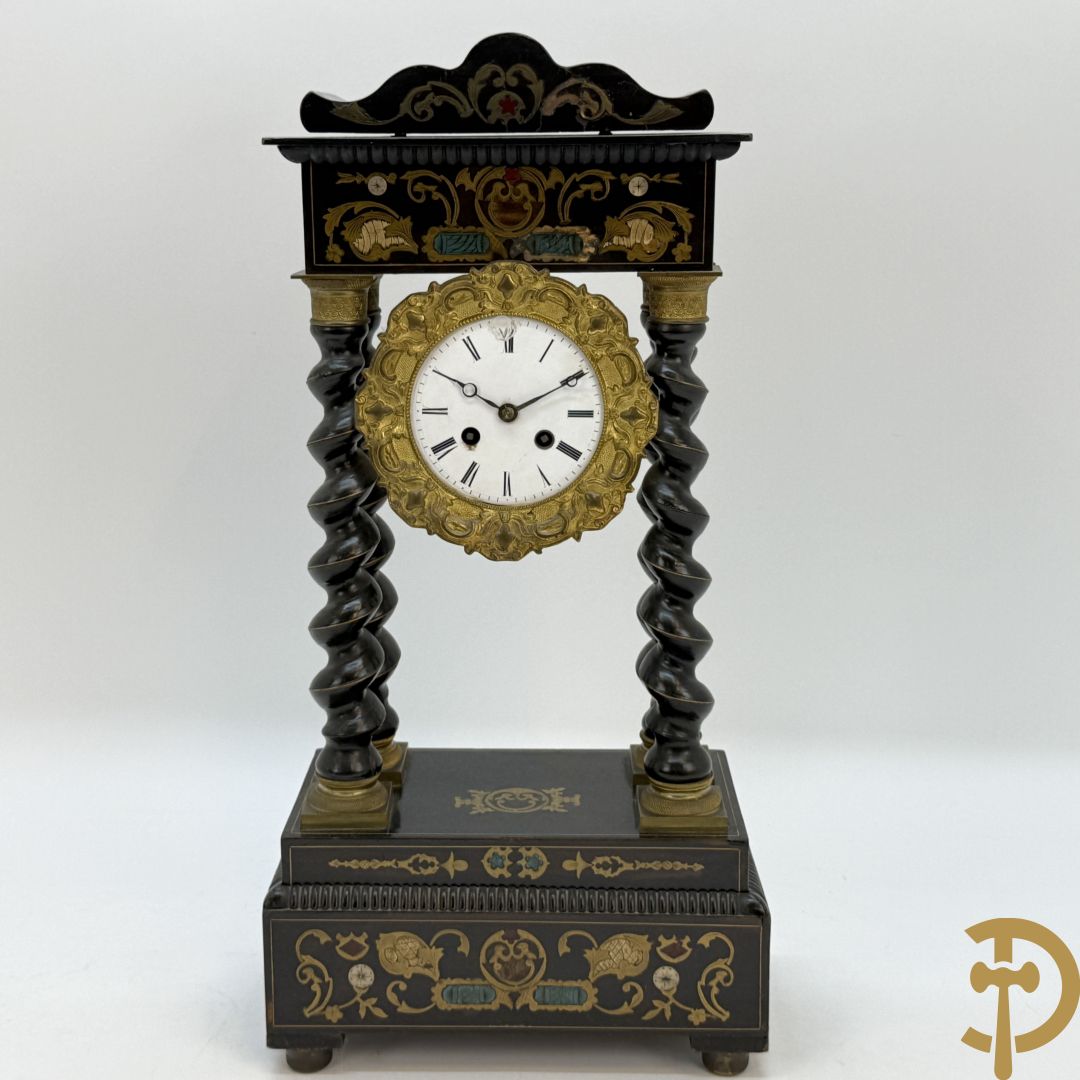 Napoleon III pendule met 4 getorste zuilen en koperinleg