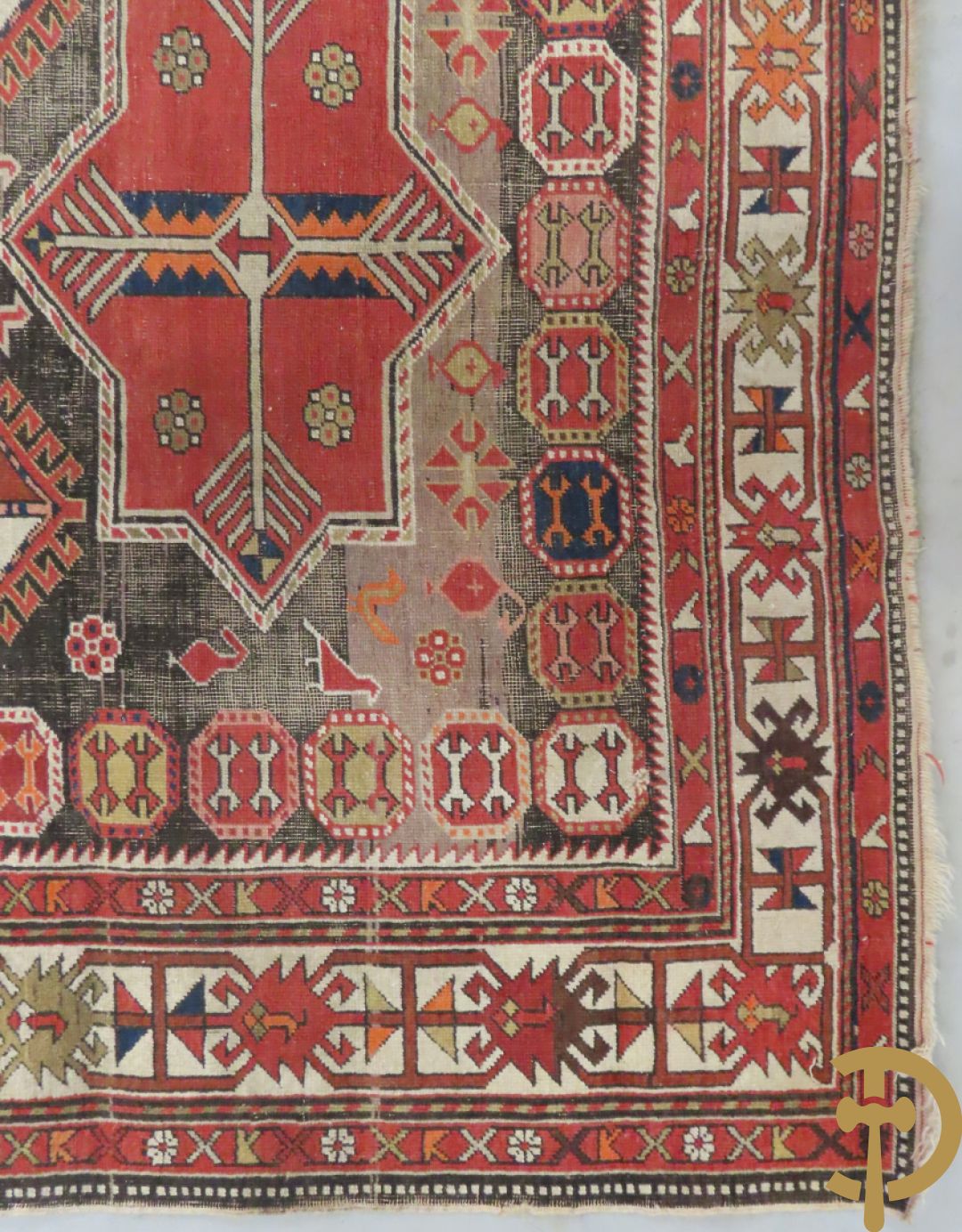 Antiek oosters handgeknoopt Kaukasus tapijt met geometrische patronen