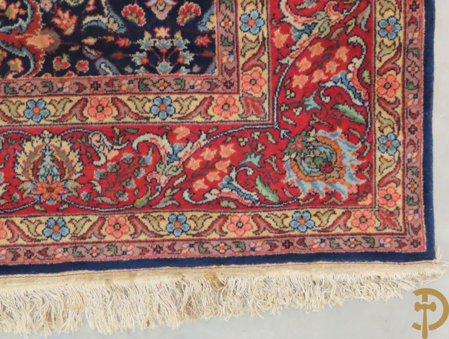 Oosters handgeknoopt tapijt met meanderend geometrisch motief en accanthusranken op blauwe fond