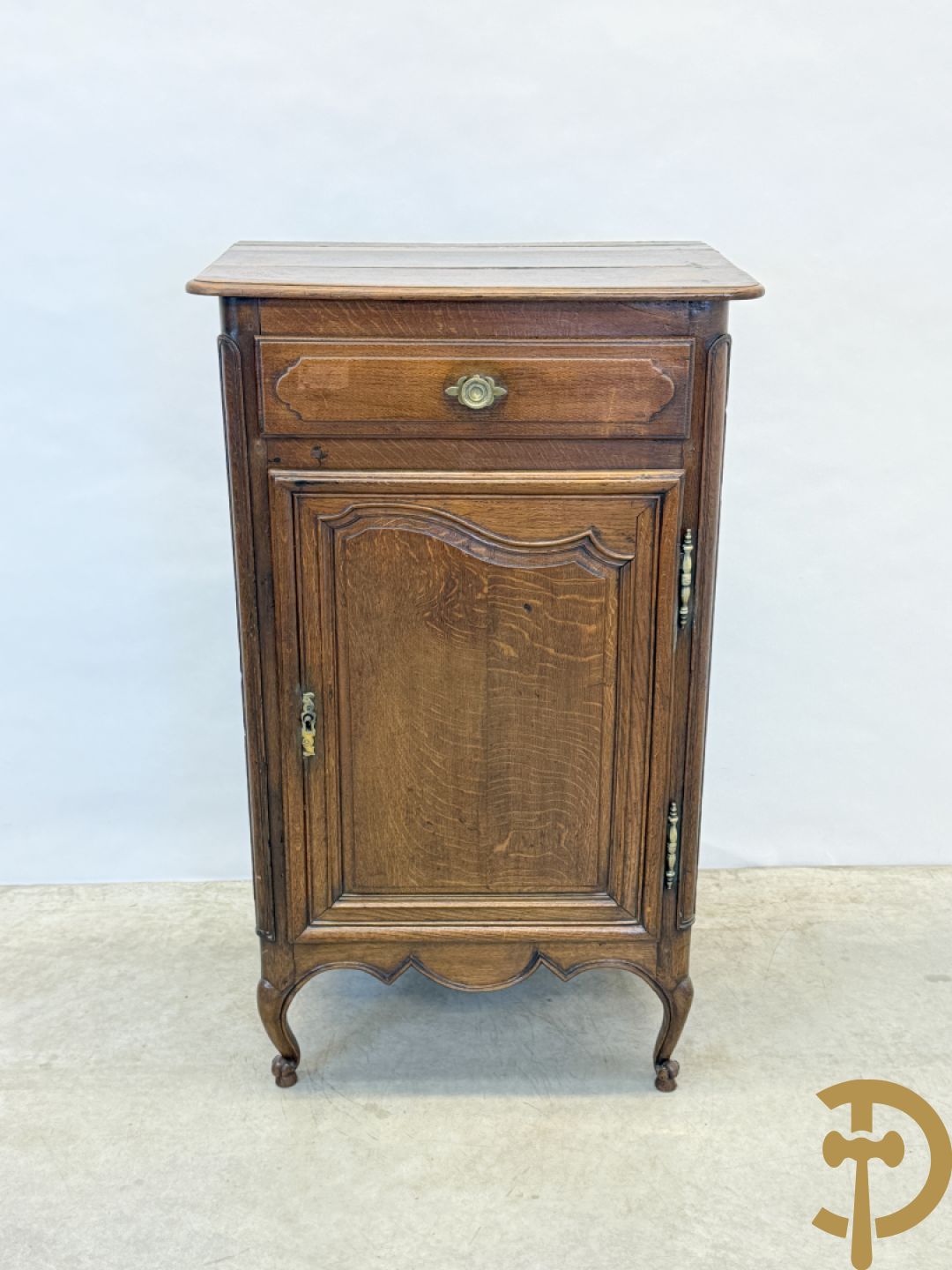 Massief eiken Franse confiturier met deur, lade, afgeronde zijkanten en voluutvormige poten