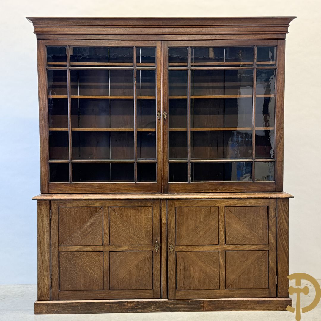 Grote kast met tweedeursvitrine bovenaan en beneden met 2 gesloten deuren - combinatie van eik, mahonie en notelaar