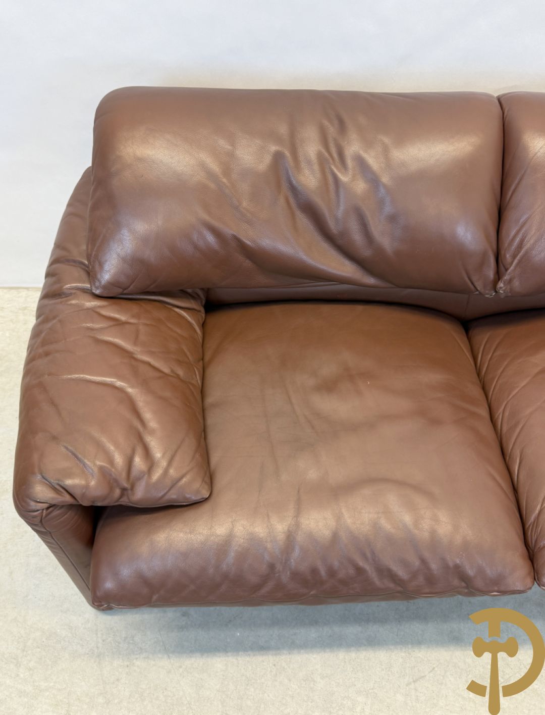 Paar bruin lederen canapé