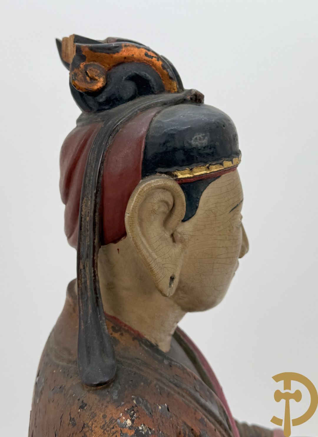 Houtgesculpteerd en gepolychromeerd zittend boedhistisch figuur