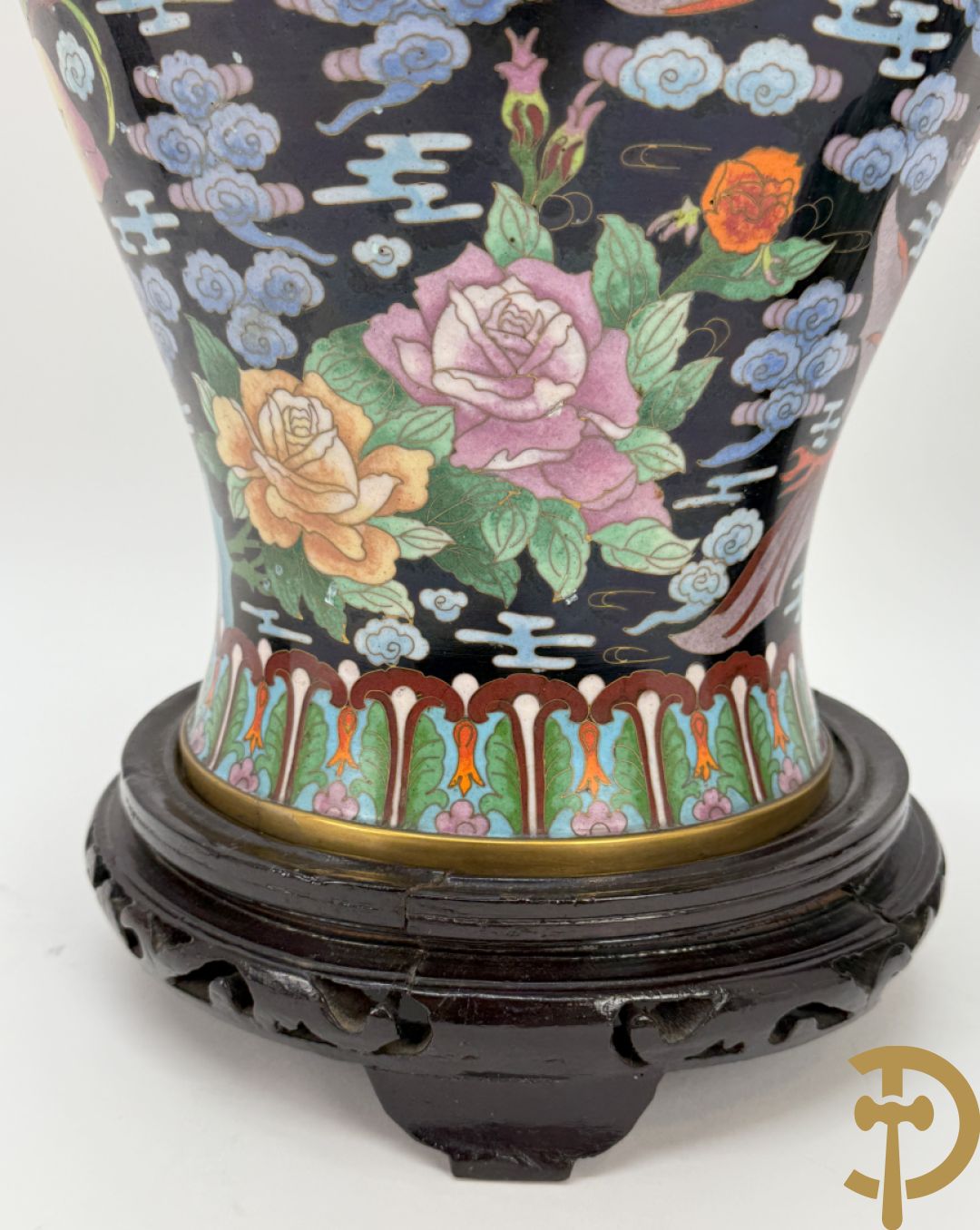 Paar cloisonévazen met bloemen en vogeldecor op zwarte fond - op houten sokkel