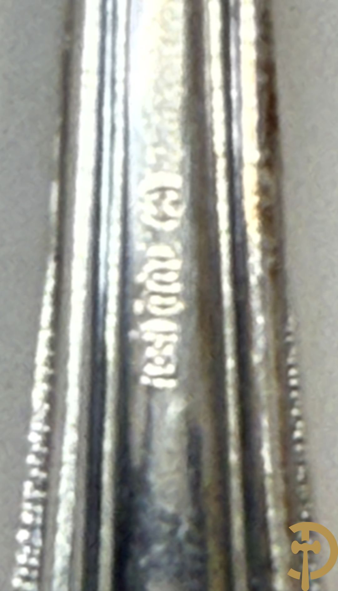 Verzilverd bestek Louis XV stijl bestaande uit lepels, vorken, messen, dessertlepels, dessertvorken, koffielepels, kleine vorken, visvorken, vismessen en soeplepel - in koffer