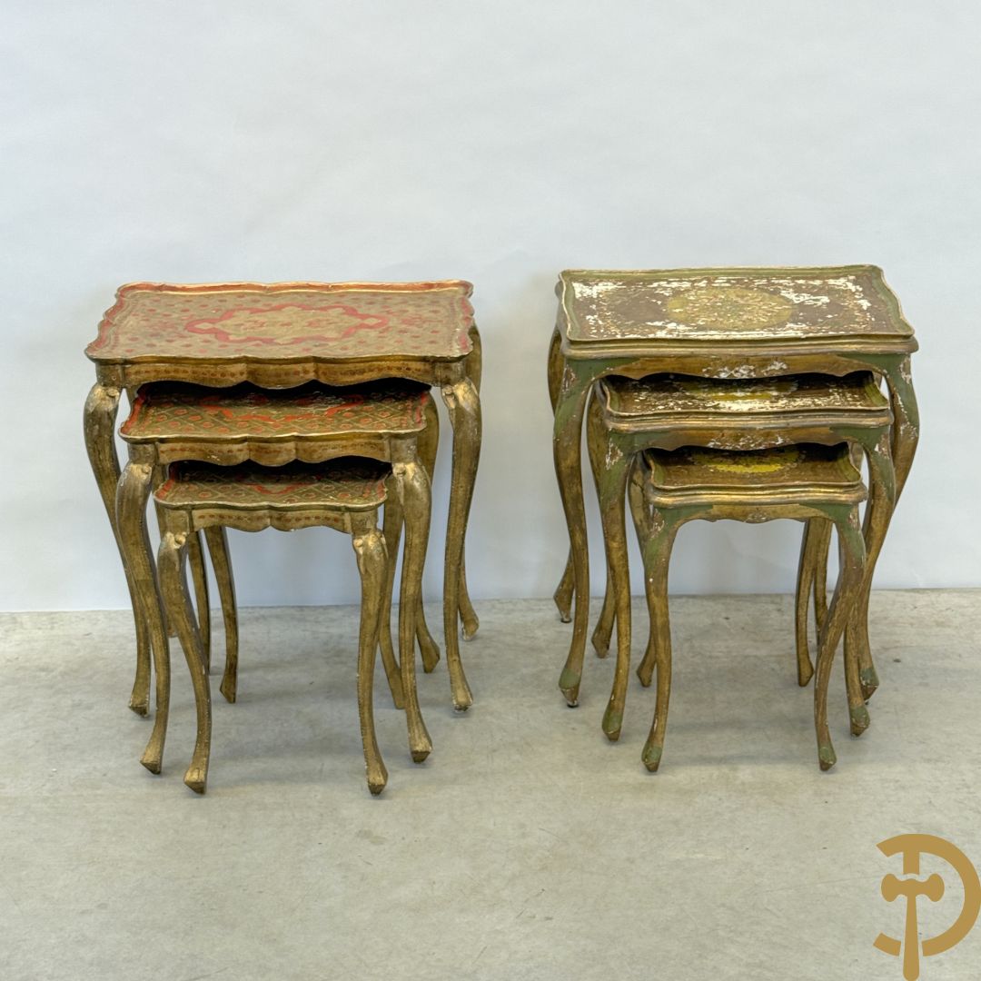 2 sets van drie vergulde Italiaanse inschuifbare bijzettafels