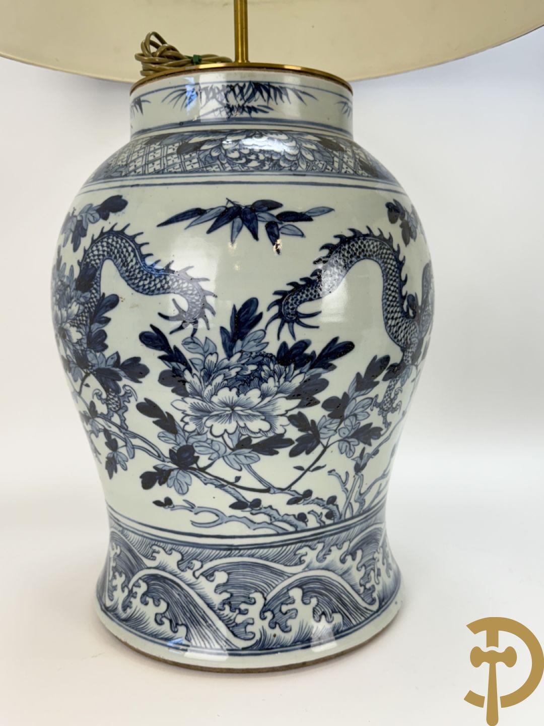 Paar Chinese blauw/witte porseleinen dekselvazen gedecoreerd met draken en bloemenmotieven, als lampadaire omgebouwd