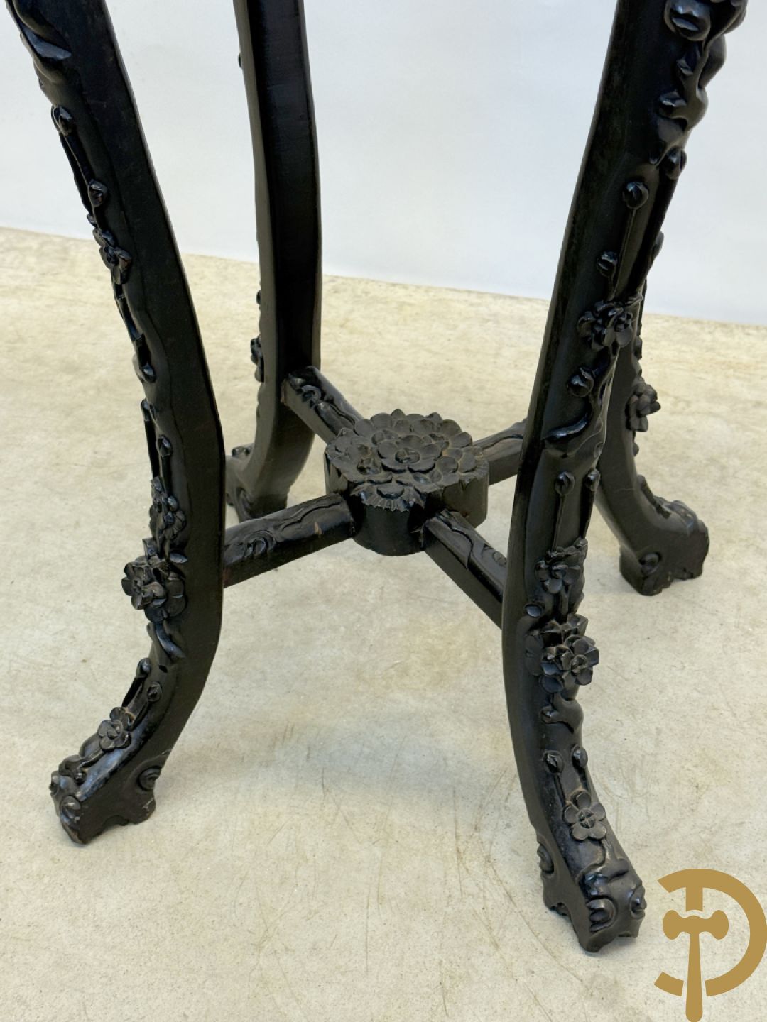 Hardhouten achthoekige rozehouten Chinese beeldenstaander met gesneden bloemenmotieven