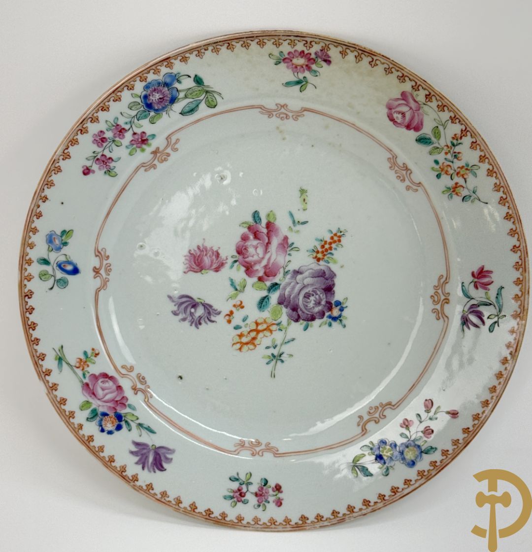 Negen Famille rose bordjes w.o. zes plat gekartelde, 1 diep gekartelde en 2 vlakke met bloementaferelen