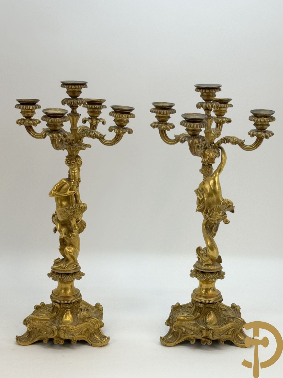 Paar bronzen kandelaars met sater en naakte dame, versierd met accanthusranken en dierenmotieven