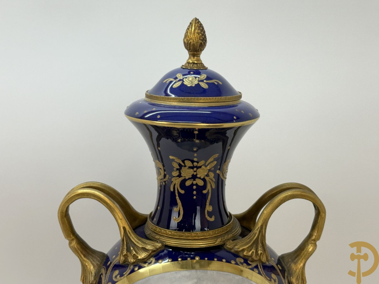 Paar Sèvres stijl vazen met bronzen oren en éénzijdig decor van cupido