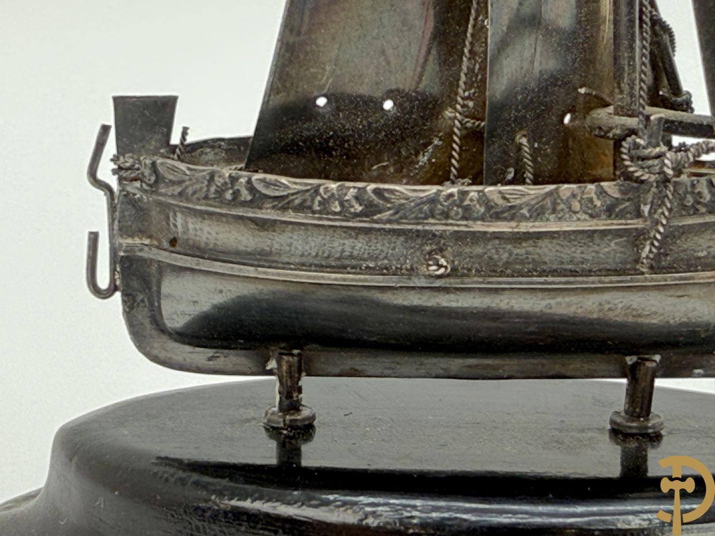 Massief zilveren zeilbootje op houten sokkel