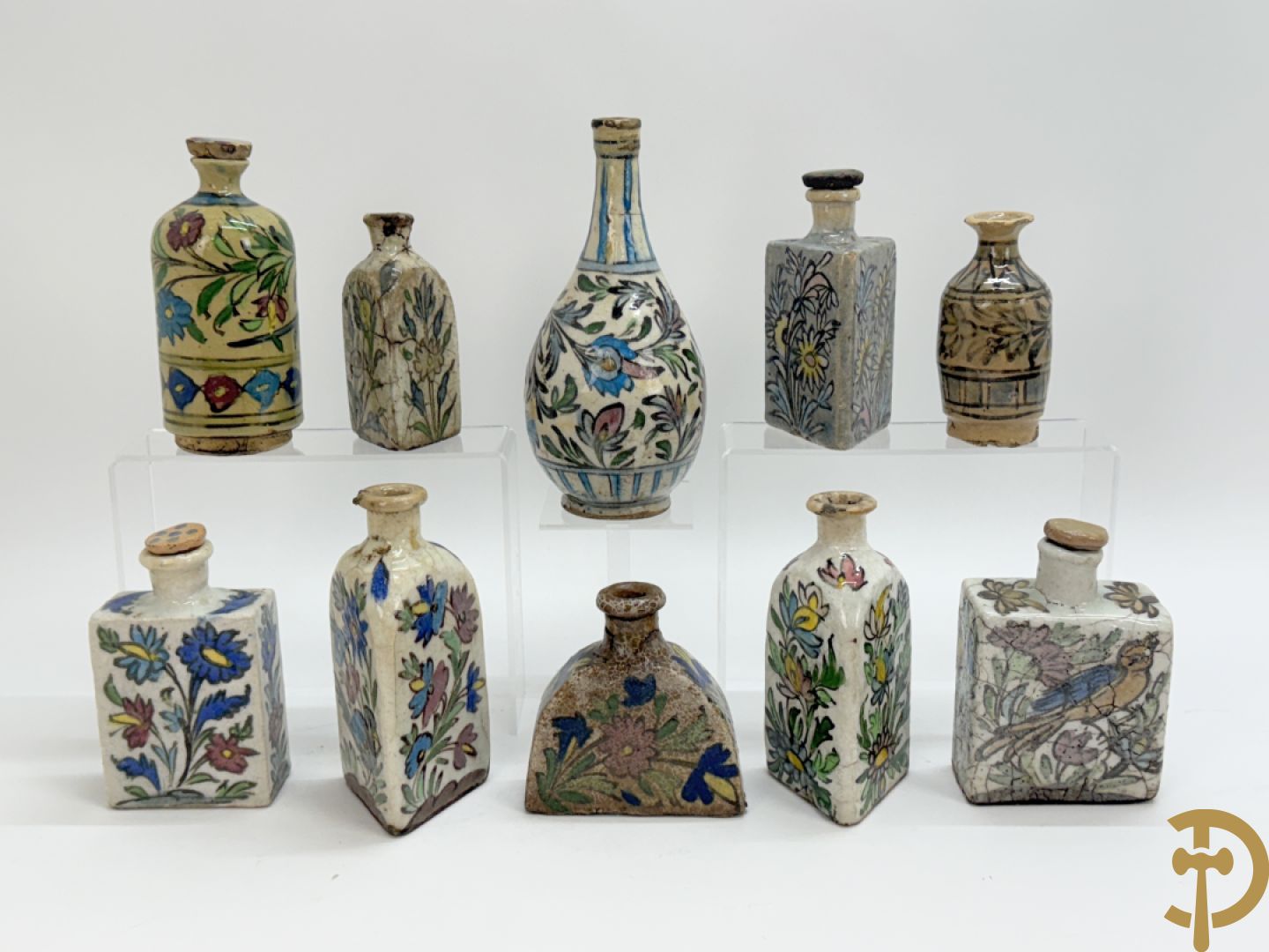 10 meerkleurige geglazuurde keramieken flesjes met decor van bloemen-en dierenmotieven, Iznik